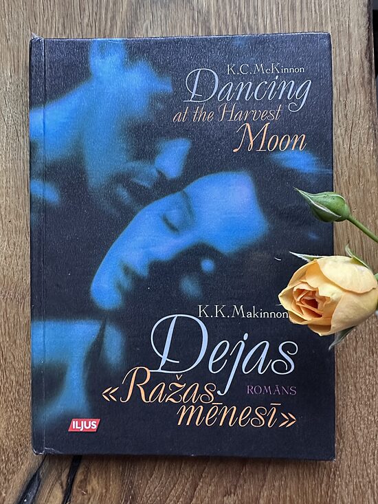 Dejas " Ražas mēnesī. "   K.K.Makinnona