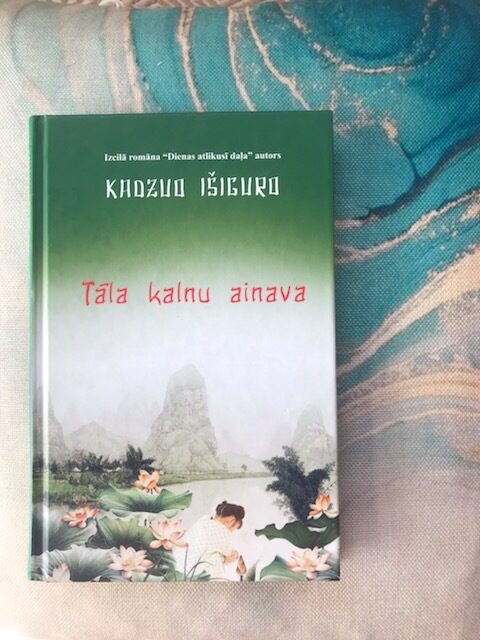 Tāla kalnu ainava. Kadzuo Išiguru