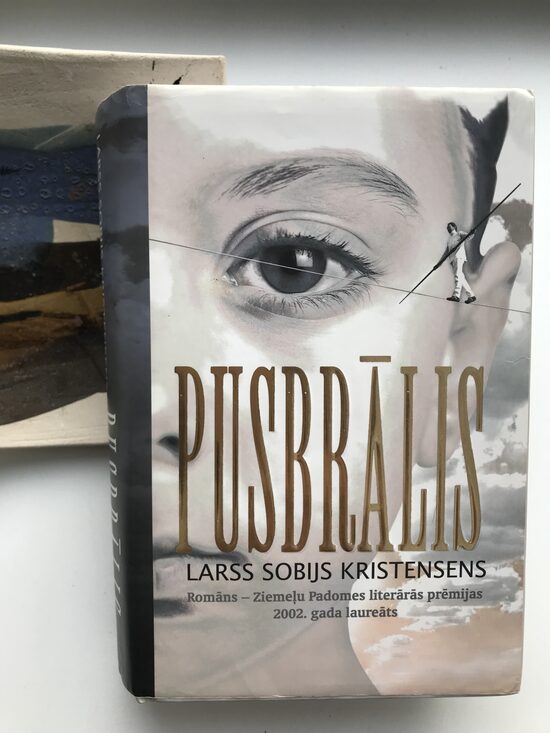 Pusbrālis. Larss Sobijs Kristensens