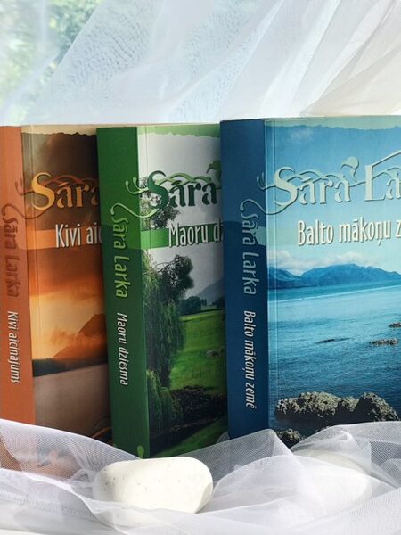 Balto mākoņu zeme. Maoru dziesma. Kivi aicinājums. Sāra Larka