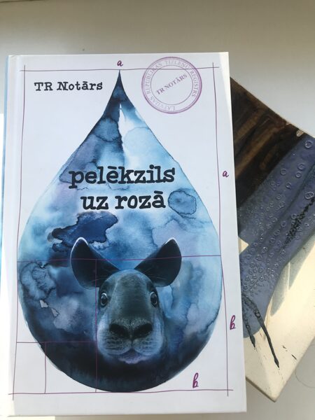 Pelēkzils uz rozā. TR Notārs