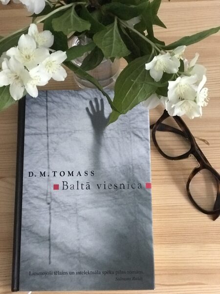 Baltā viesnīca. D.M. Tomass