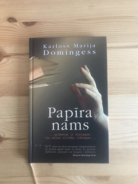 Papīra nams. Karloss Marija Domingess
