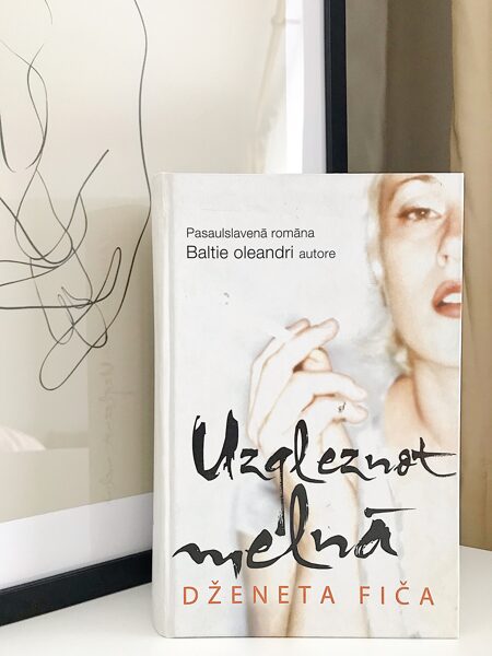 Uzgleznot melnā. Dženeta Fiča