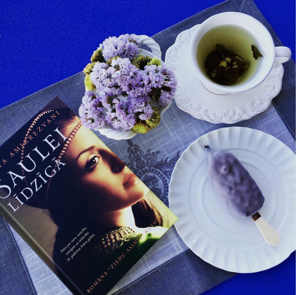 Saulei līdzīgā. Anita Amirrezvani